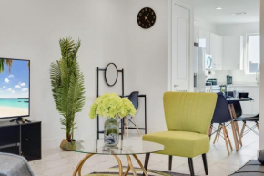 Metro Sky 2BR I Parking I King Bed I Workspace